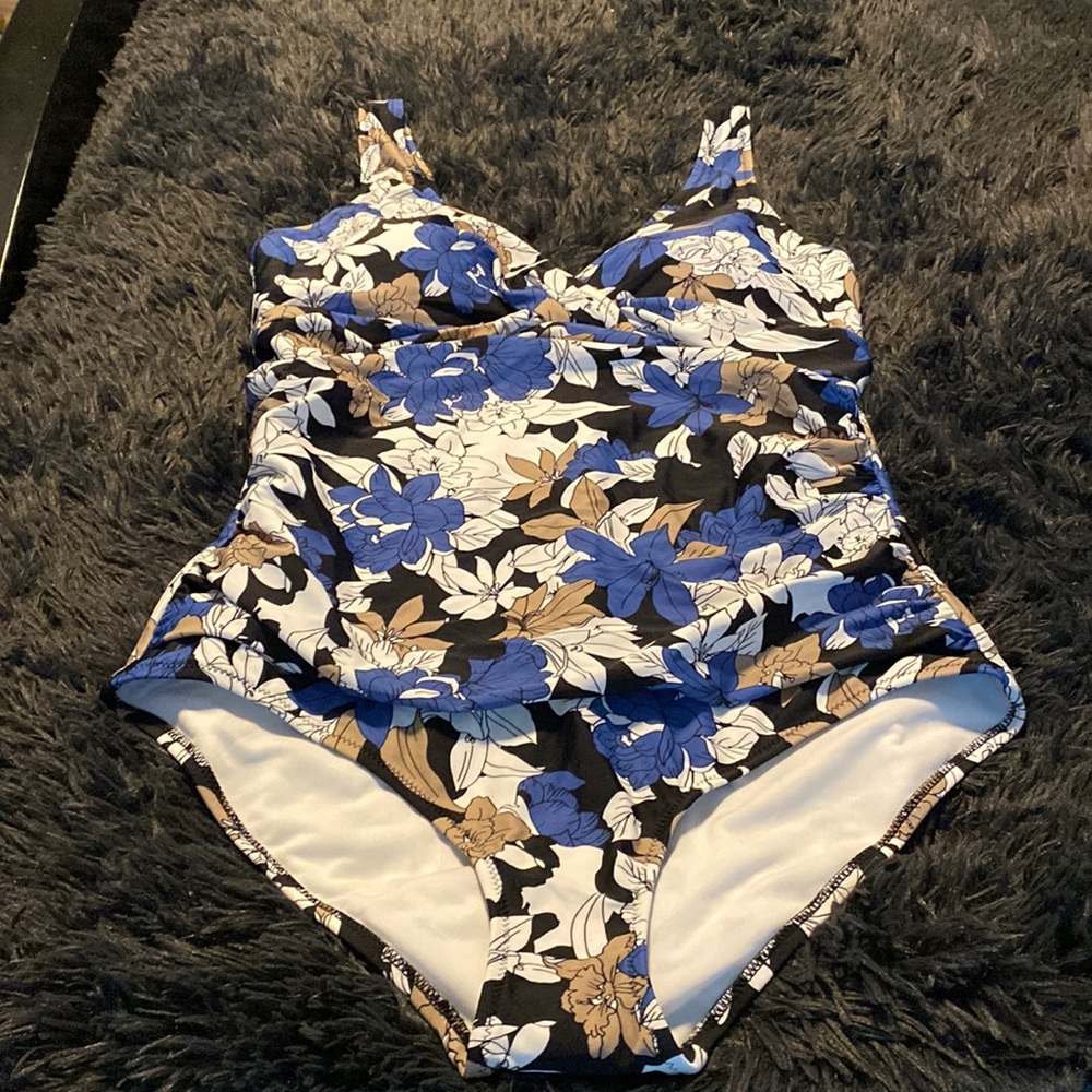 Seekers essential Australia size 14 one-piece bathing suit.